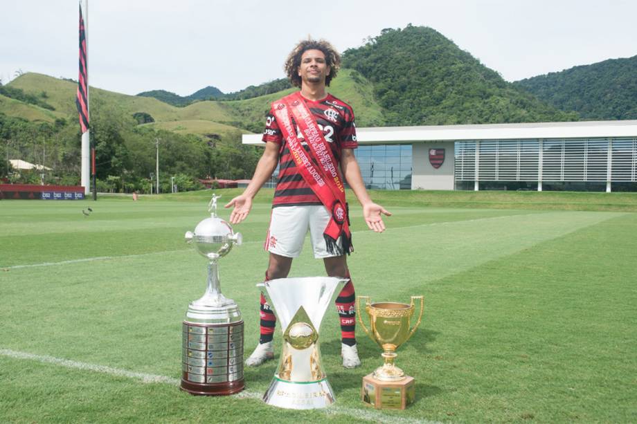 Willian Arão com as taças da temporada, no Ninho do Urubu