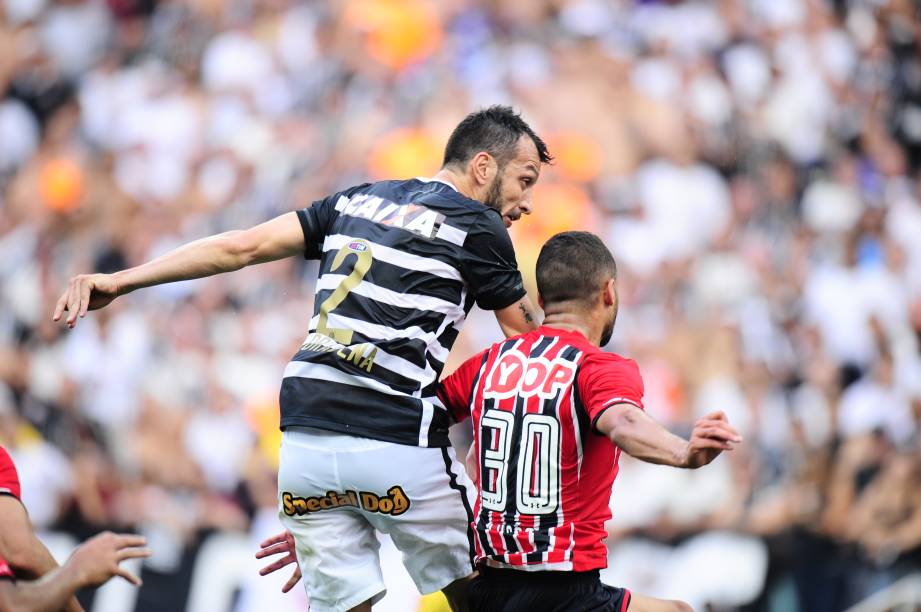 Edu Dracena pelo Corinthians em partida contra o São Paulo