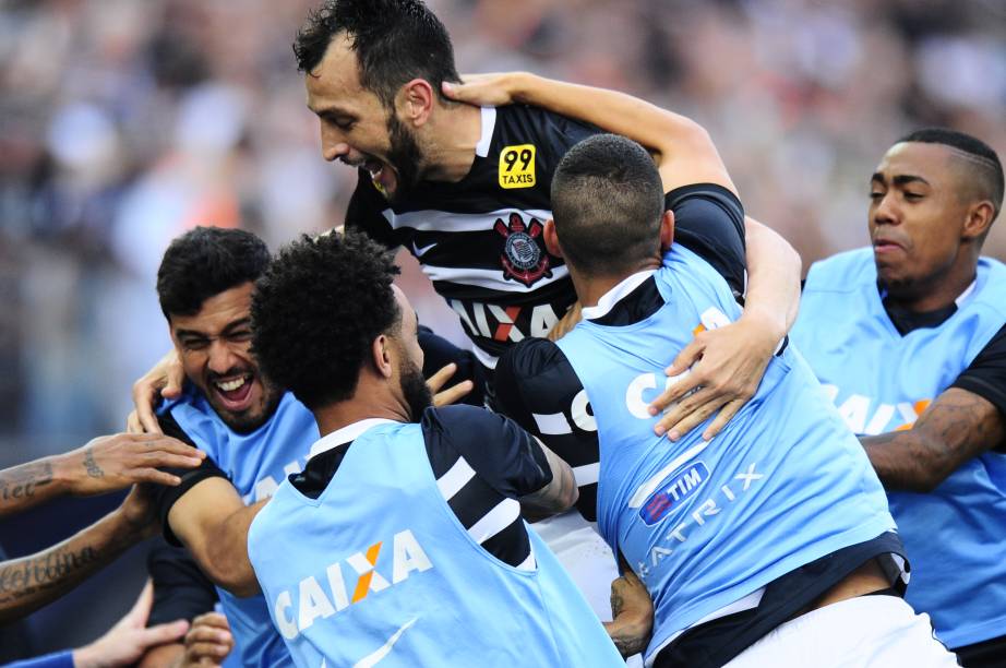 Edu Dracena comemora gol com a camisa do Corinthians
