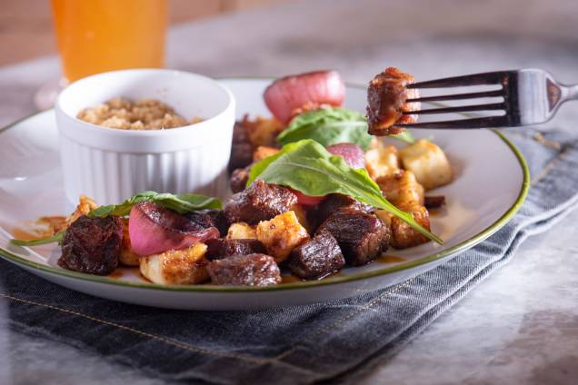 Cubinhos de carne de sol com queijo de coalho e redução de caju na companhia de farofa: forte acento regional Cubinhos de carne de sol com queijo de coalho e redução de caju na companhia de farofa: forte acento regional