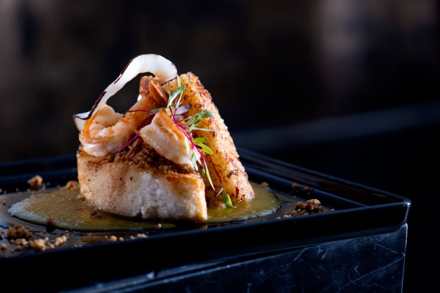 Sirigado e camarões com crumble de coco e stick de tapioca: um dos destaques do menu