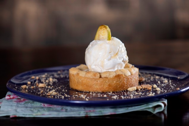 Para encerrar a refeição: tarte de maçã com crumble de iogurte e mel