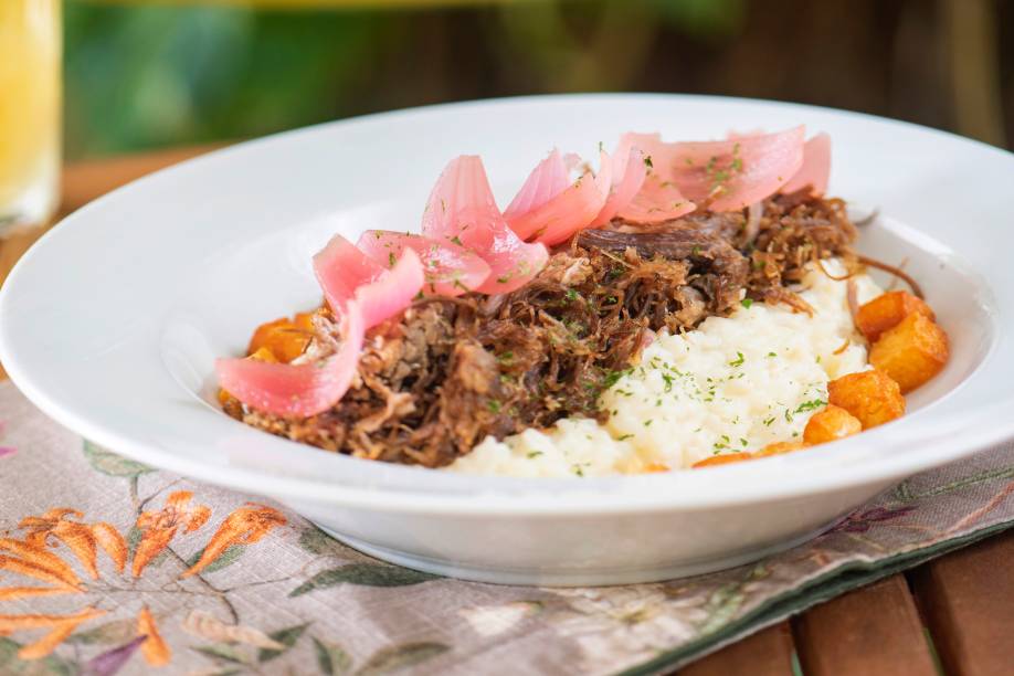 Carne de sol com arroz de leite cremoso:  picles de cebola-roxa e croûtons de queijo de coalho guarnecem o prato