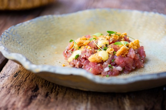 Tartar de atum: leva torresmo frito e emulsão de tangerina