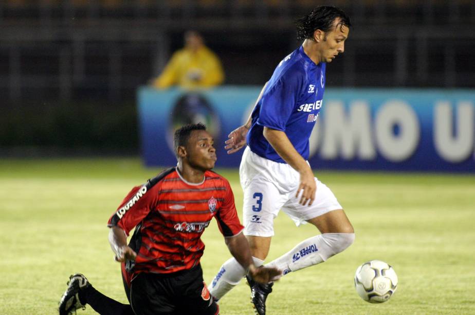 Edu Dracena, do Cruzeiro, rouba a bola de Obina, do Vitória, em partida pelo Campeonato Brasileiro de 2004