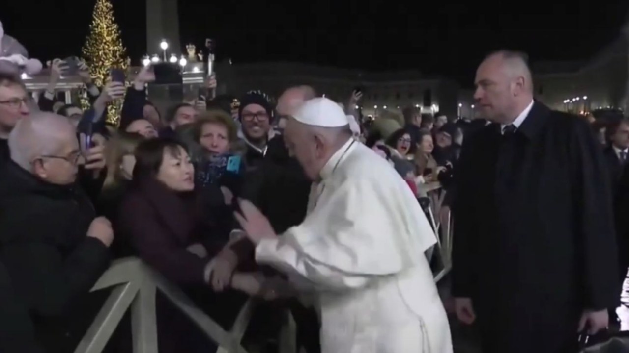 Papa Francisco se irrita com fiel que o puxou pelo braço no Vaticano