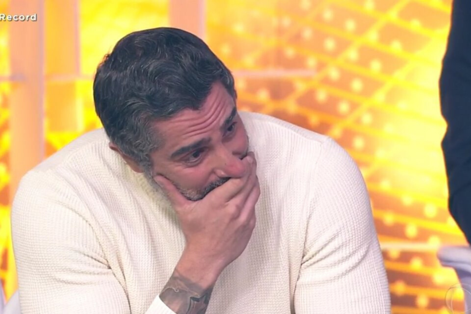 Marcos Mion se emociona ao saber que Gugu o tirou no amigo secreto
