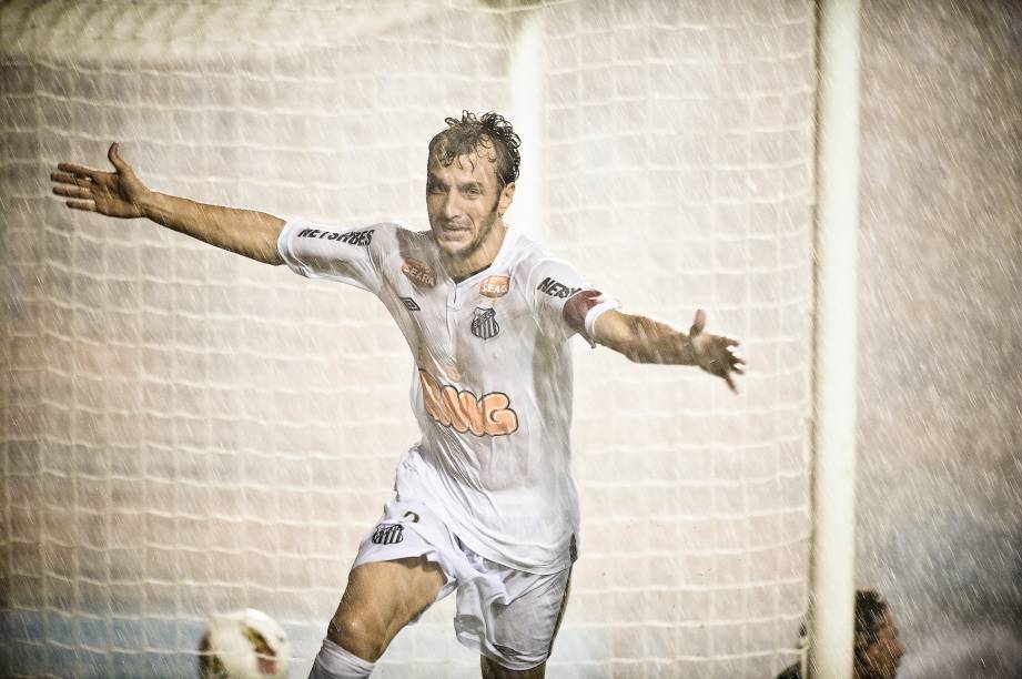 Edu Dracena comemora gol do Santos marcado contra o Juan Aurich na primeira fase da Libertadores da América em 2012, debaixo de um temporal no Pacaembu, em São Paulo