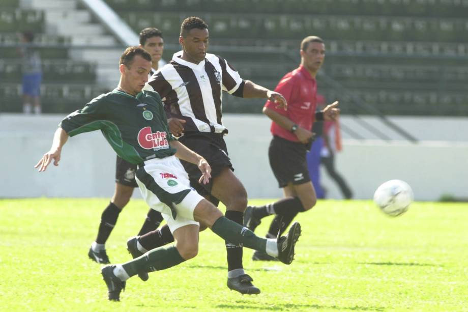 Edu Dracena, do Guarani, em ação contra Viola, do Santos, Campeonato Brasileiro de 2001, Estádio Brinco de Ouro.