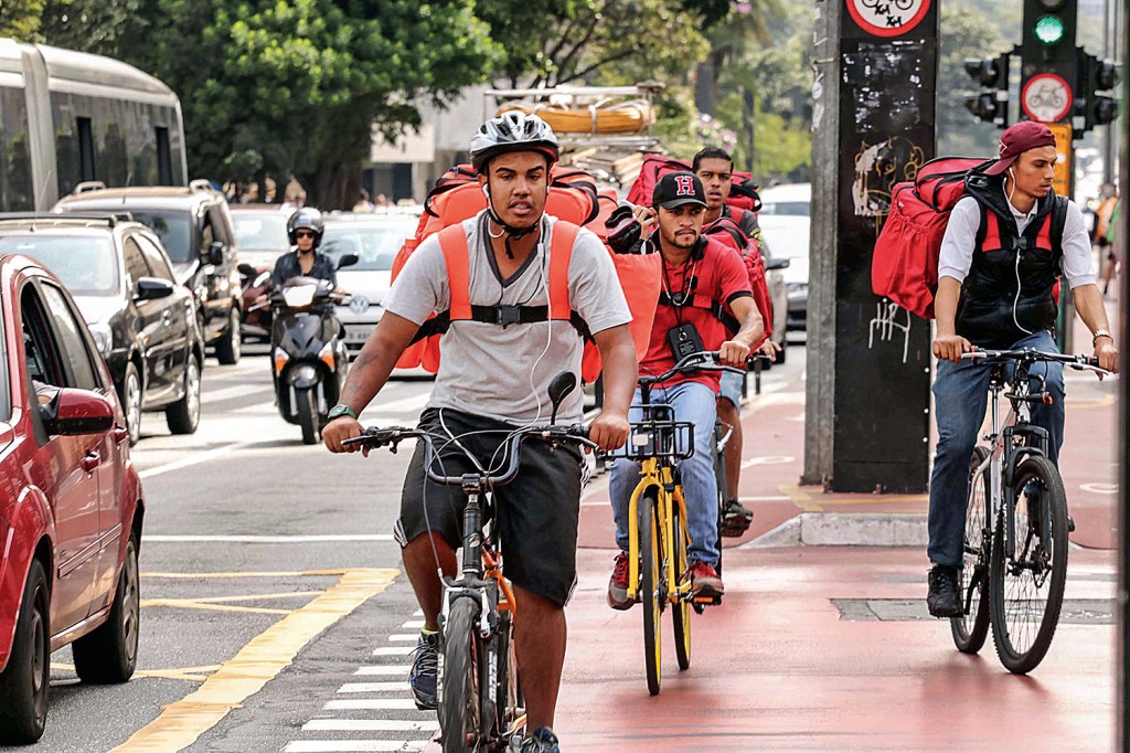 TRABALHO PESADO - Ciclistas a serviço de aplicativos de entrega: reforço no orçamento