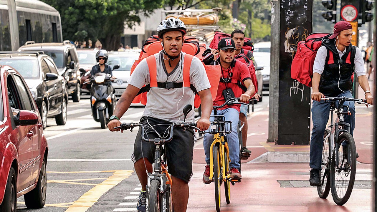 TRABALHO PESADO - Ciclistas a serviço de aplicativos de entrega: reforço no orçamento