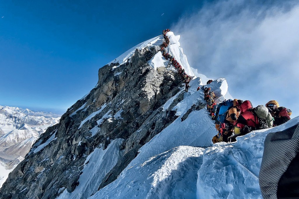 PERIGO À VISTA - Turistas aguardam a vez de tentar chegar ao cume do Everest: onze pessoas perderam a vida ali em 2019