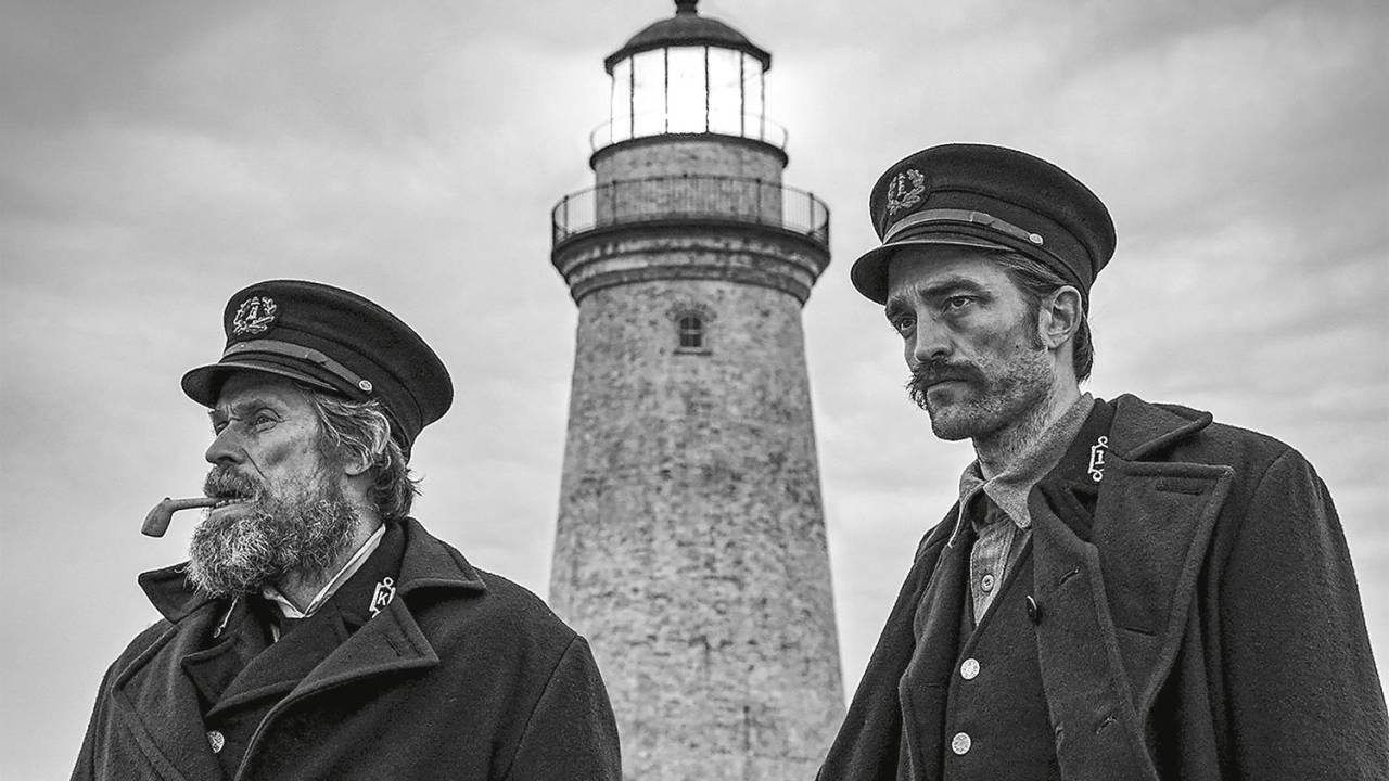 PESADELO NA ILHA - Dafoe e Pattinson: entregues aos demônios um do outro