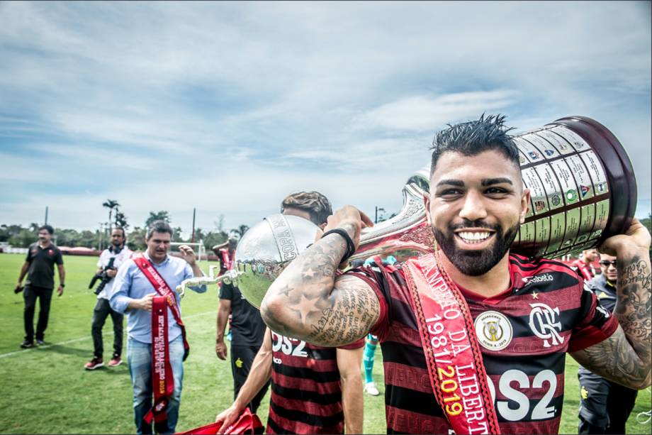 Gabigol nesta manhã com a taça da Libertadores, no Ninho do Urubu