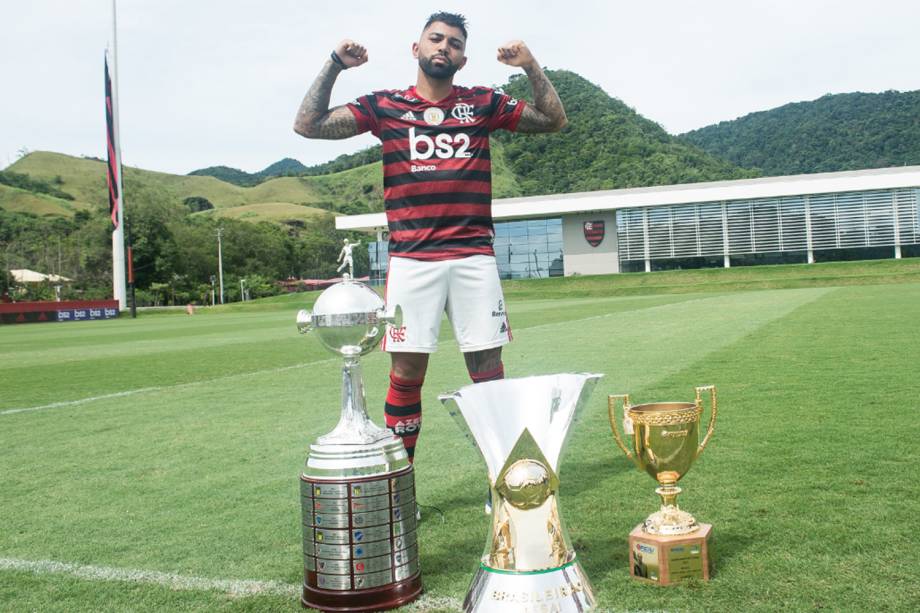 Gabigol com as taças da temporada, no Ninho do Urubu