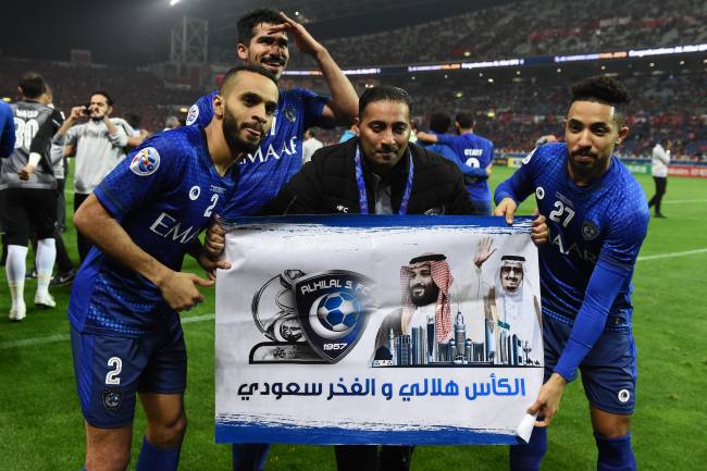 Jogadores do Al Hilal celebram o título da Copa da Ásia no Japão