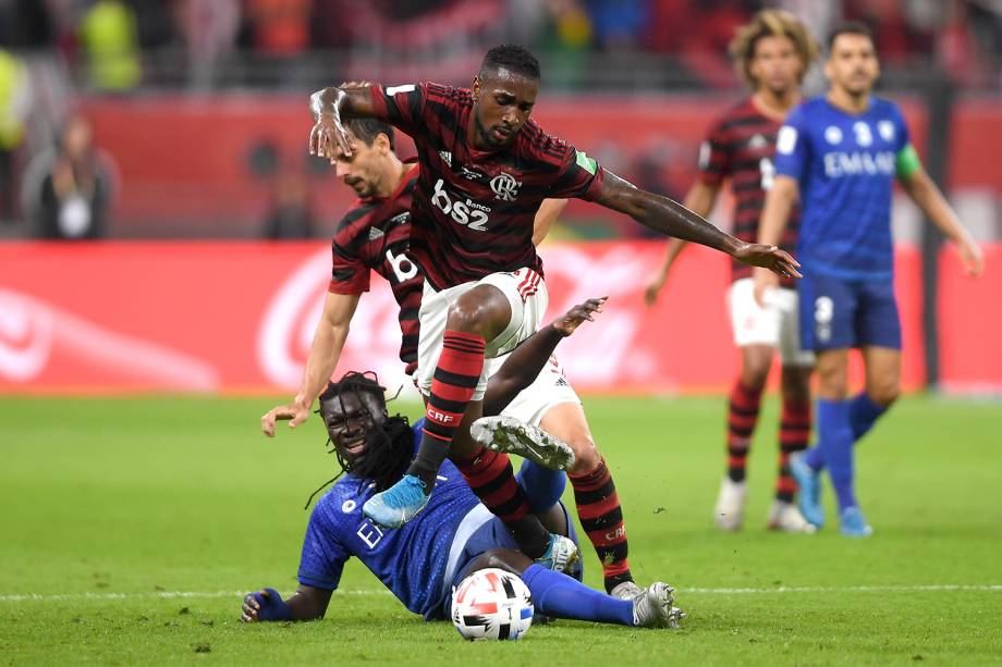 Gerson, do Flamengo, em disputa com o atacante Gomis, do Al-Hilal