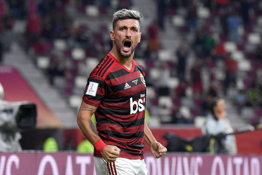 Arrascaeta vibra ao marcar o gol de empate do Flamengo