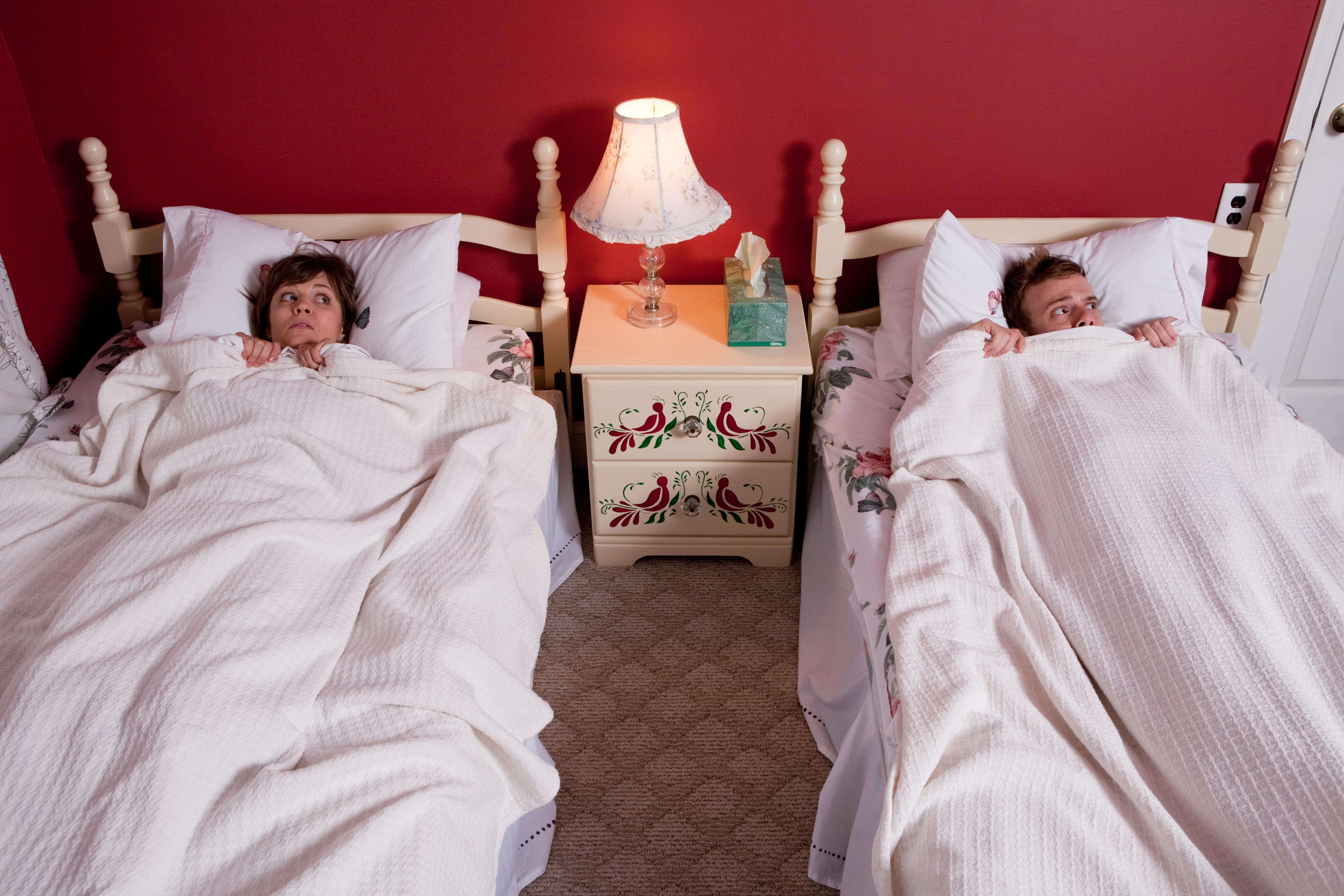Мужем они спят на. Супружеская постель. Супружеская кровать. Сон в разных кроватях.