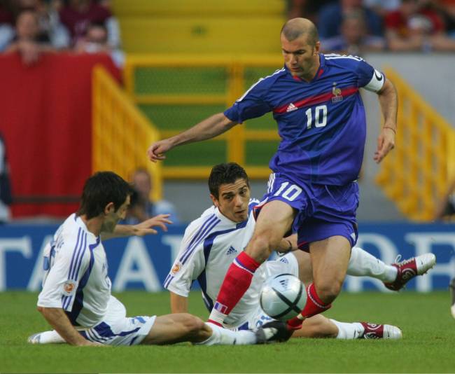 Zinedine Zidane, da França, diante da Grécia, na Euro 2004