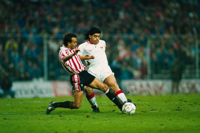 Diego Armando Maradona em ação pelo Sevilla, em 1992