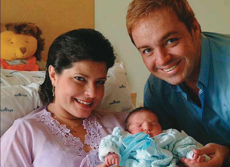 O apresentador Gugu Liberato e a médica Rose Mirian Souza Di Matteo com o filho recém-nascido João Augusto, na maternidade do Hospital São Luiz: batalha por herança