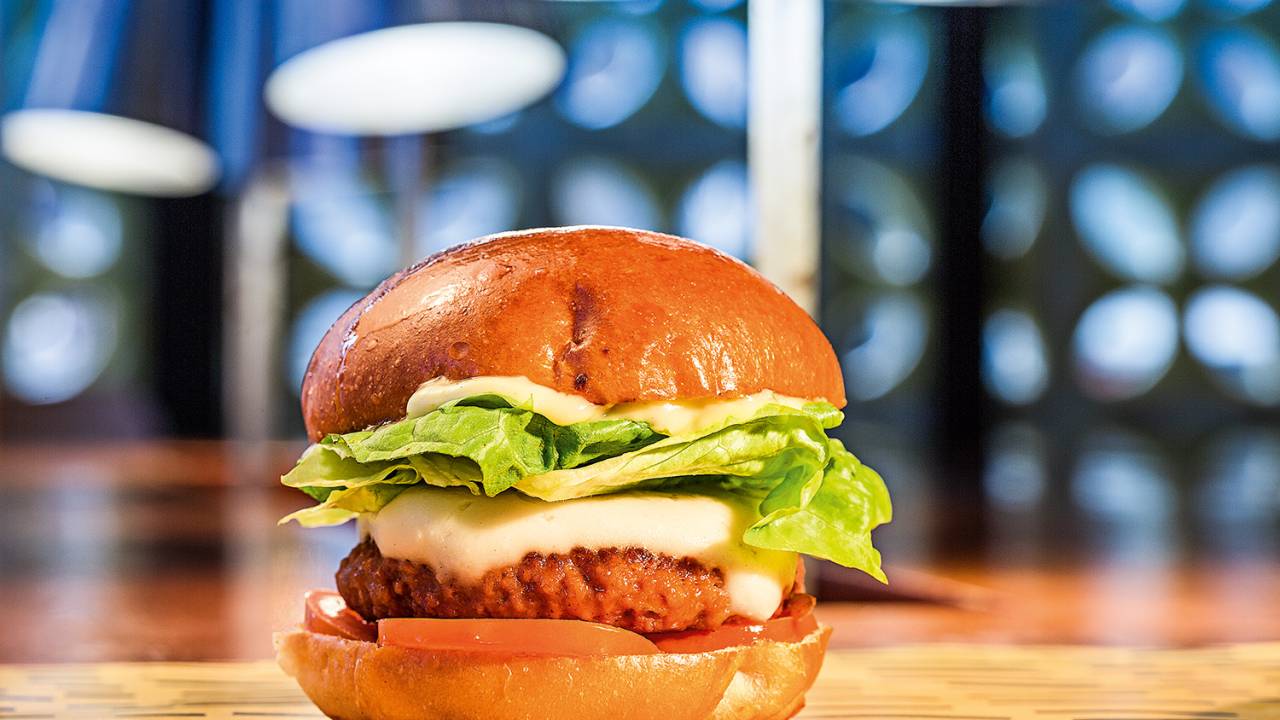 Hambúrguer 100% vegetal: proteína de ervilha e soja com beterraba e grão-de-bico