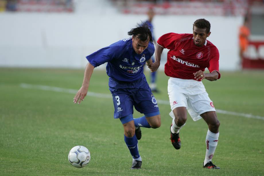 Edu Dracena disputa a jogada com a camisa do Cruzeiro