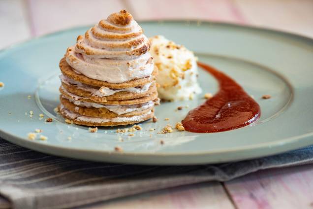 Camadas de biscoito e marshmallow de goiabada: boa pedida para encerrar a refeição Camadas de biscoito e marshmallow de goiabada: boa pedida para encerrar a refeição