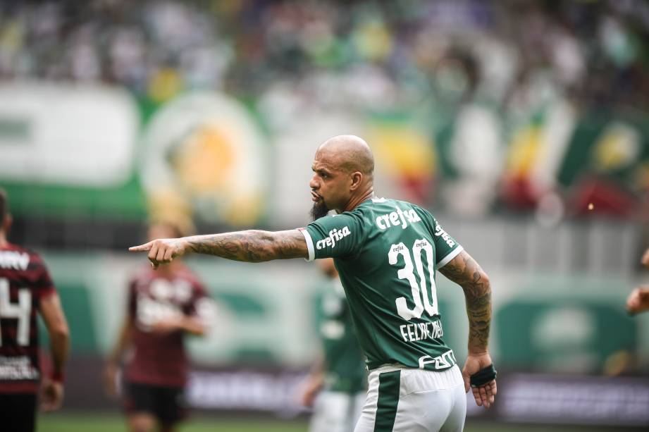 Felipe Melo dando insruções ao time durante a partida