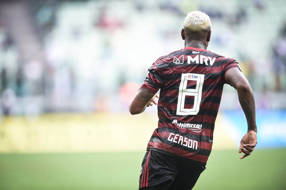 O meia Gerson em ação durante a partida, no Allianz Parque