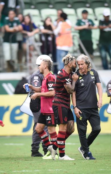 Gabigol e Jorge Jesus ao final da partida, no Allianz Parque