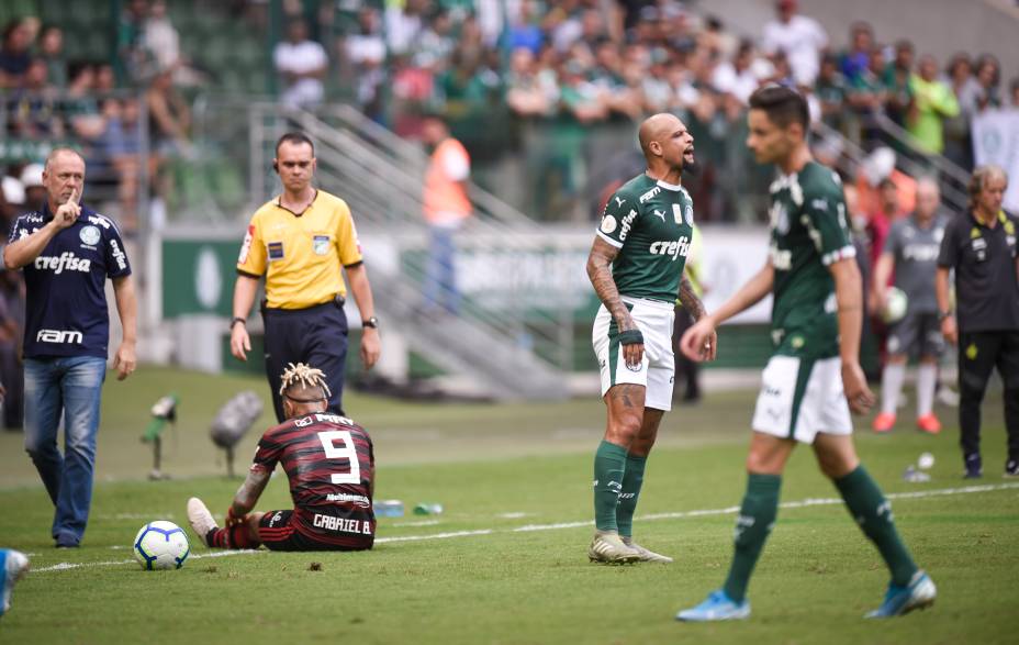 Gabigol é derrubado após entrada de Felipe Melo