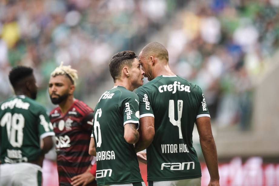 Diogo Barbosa e Vitor Hugo se desentendem durante o jogo