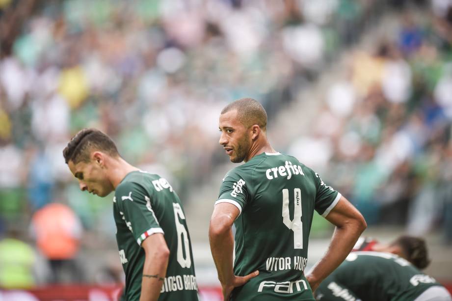 Diogo Barbosa e Vitor Hugo se desentendem durante o jogo