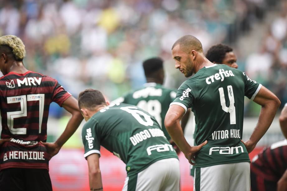 Diogo Barbosa e Vitor Hugo se desentendem durante o jogo