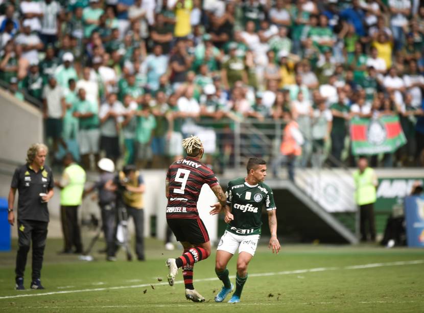 Gabigol sofre falta do meia-atacante Dudu