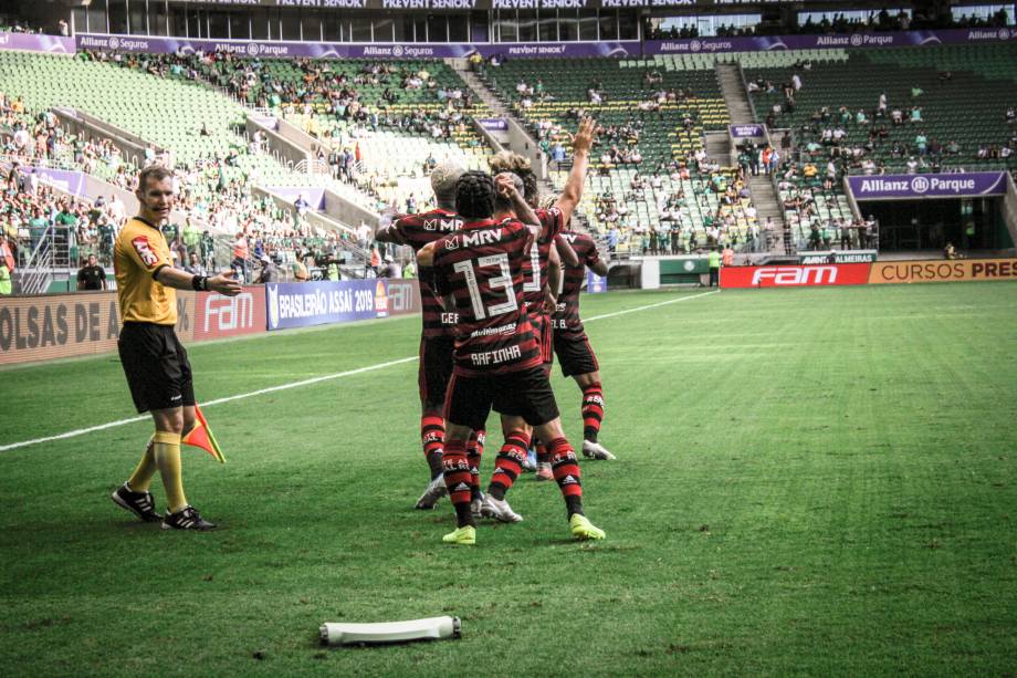 Torcedores palmeirenses jogam cadeiras em direção aos jogadores rubro-negros