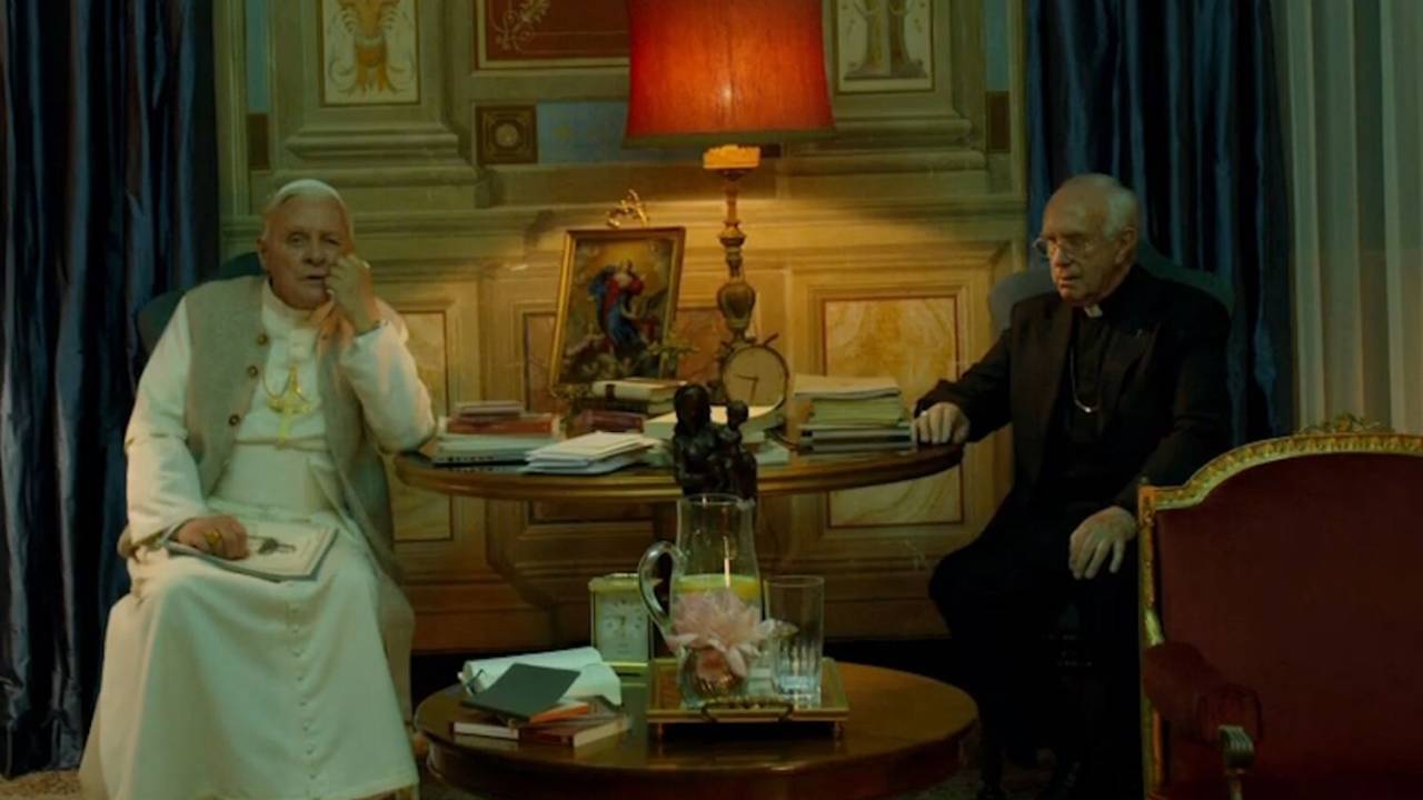 Dirigido por Fernando Meireles, 'Dois Papas', narra um momento decisivo para a Igreja Católica. O drama traz a amizade surpreendente entre o Papa Bento XVI com o então futuro papa Francisco. Representados por Anthony Hopkins e Jonathan Pryce, os religiosos conversam sobre várias questões, desde música até opiniões opostas sobre religiões.