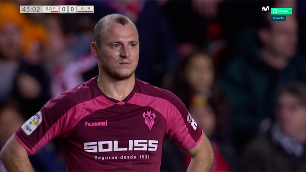 Zozulya, jogador do Albacete, durante a partida contra o Rayo Vallecano