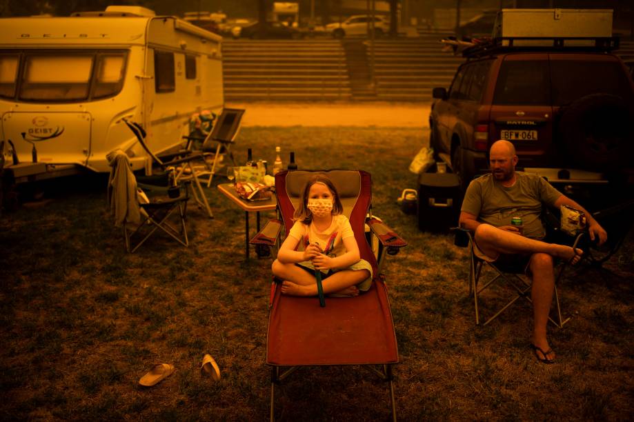 Uma família australiana que abandonou sua moradia devido os incêndios descansa em um campo para deslocados de casa - 31/12/2019