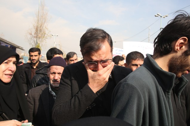 Manifestantes iranianos choram, em luto, pela morte do general Qassem Soleimani após ataque aéreo dos Estados Unidos - 03/01/2020