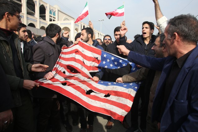 Iranianos protestam contra a morte do general Qassem Soleimi após um ataque aéreo dos Estados Unidos - 03/01/2020