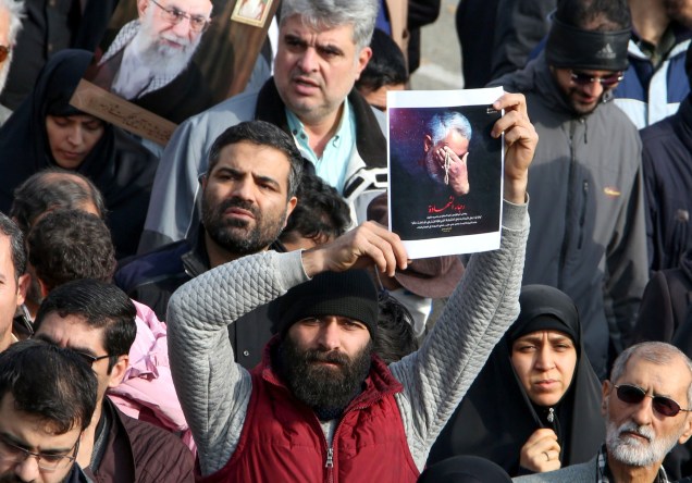 Um homem iraniano segura um retrato do general Qassem Soleimani - 03/01/2020