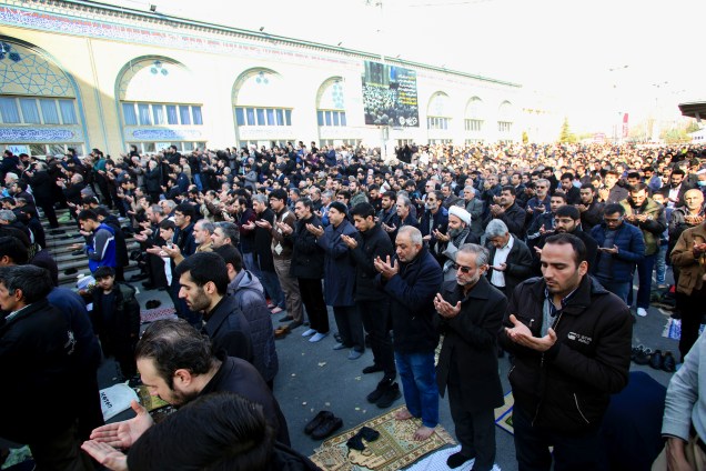 Iranianos realizam orações para o general Qassem Soleimani, morto após ataque a´reo dos estados Unidos - 03/01/2020