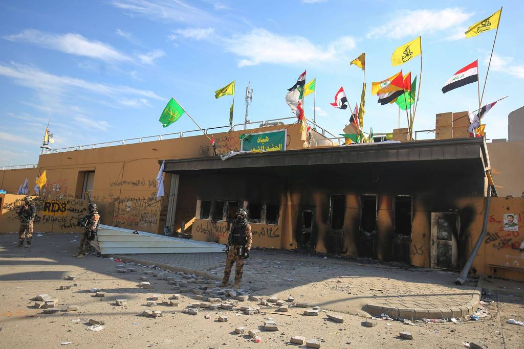 Forças de segurança iraquianas em frente à embaixada dos EUA na capital Bagdá