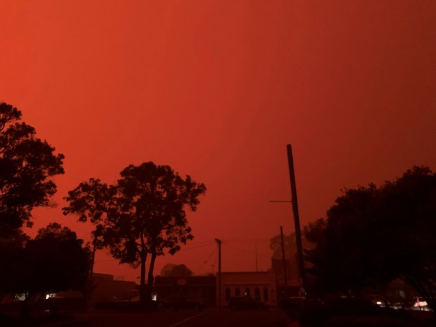 A cor do céu se transforma em vermelho na cidade de Mallacoota, Austrália, devido aos incêndios - 31/12/2019