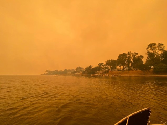 A fumaça dos incêndios sobre o céu da cidade de Mallacota, no Estado de Vitória, Austrália - 31/12/2019