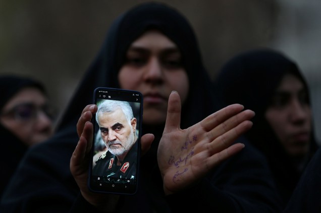 Uma mulher iraniana segura a foto de Qassem Soleimani, general morto após um ataque aéreo dos Estados Unidos - 03/01/2020
