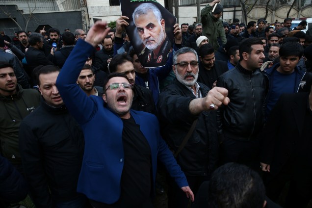 Manifestantes protestam em frente ao escritório das Nações Unidas em Teerã contra a ação dos Estados Unidos que levou a morte de Qassem Soleimani, general iraniano - 03/01/2020